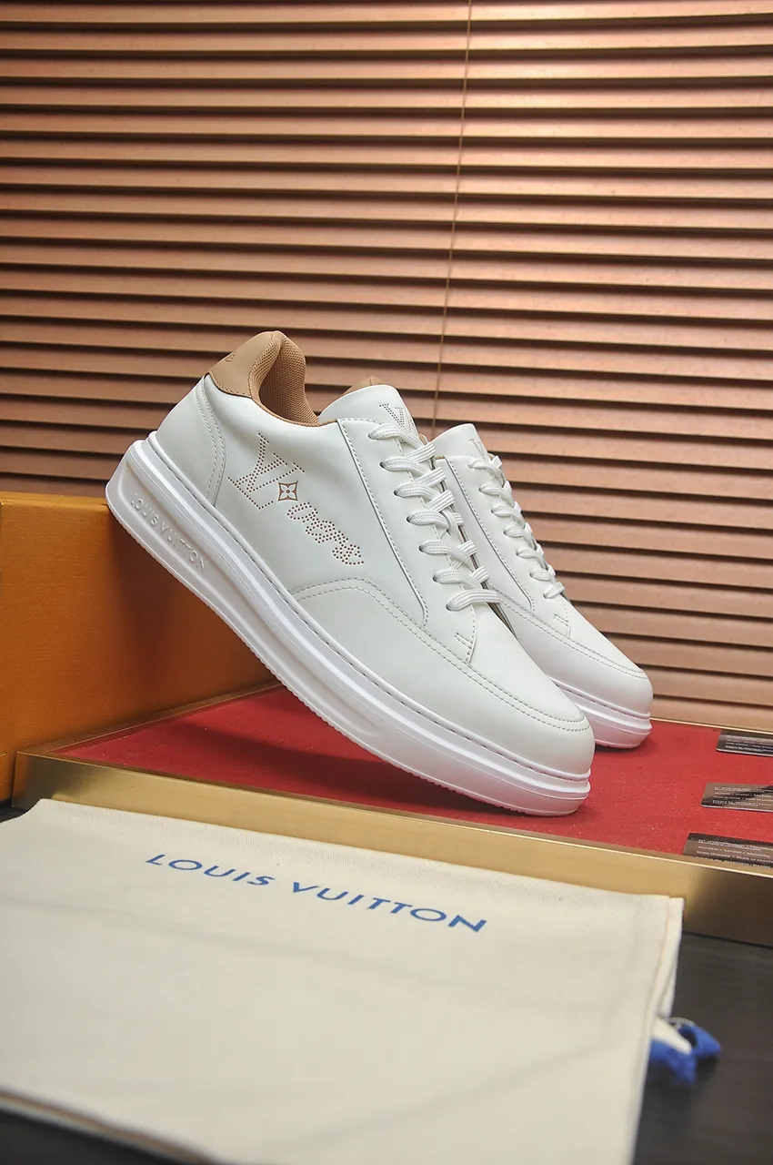 Men's men's shoes 💰640💶Original development, quality shipping, welcome to compare - LV sneaker series sports shoes introduce the loose silhouette of the ready-to-wear series into the spring and summer men's wear shows and make an eye-catching appearance. The cow leather upper is combined with rough fabric laces, and colorful beading highlights the brand's classic elements. LV letters mark the tongue and Monogram floral outsole. Mixed materials Made of top-grain cowhide, thick shoelace design, large Monogram print on the side, mesh lining and cotton feet, the comfort is as extreme as ever, premium heritage, quality first, worth owning! Size: Men’s 38-45 (45 is custom-made and cannot be returned or exchanged)